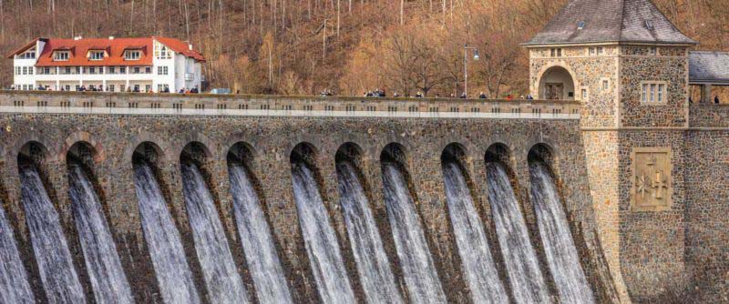 Die 20 schönsten Seen in Hessen zum Baden und für Ausflüge 6 Edersee Überlauf