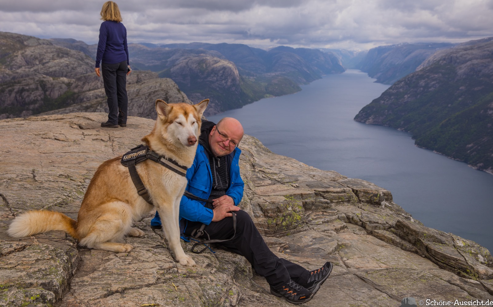 Preise in Norwegen - So geht es günstig in Norwegen 1 Laila und Mad auf dem Preikestolen