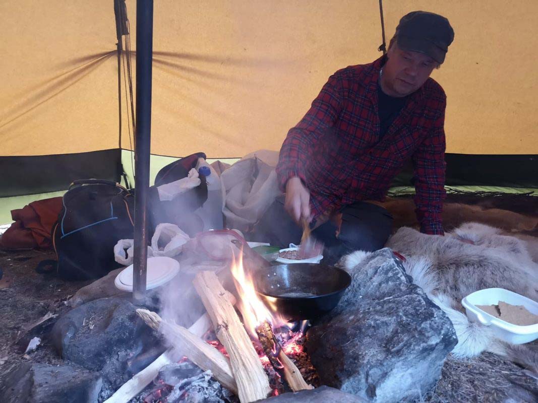 Rentier zubereitet von einem Sami im Tipi für uns