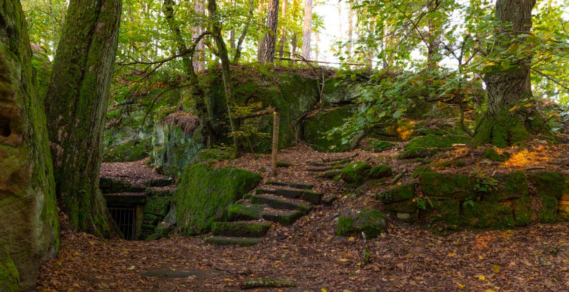 Der Felsenkeller liegt versteckt, aber sehr gut erreichbar.