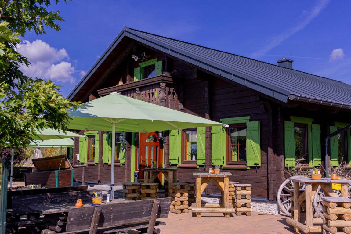 10 schöne Hüttentouren zum Wandern im Sauerland 4 Einkehren mit Hund im Sauerland - Hier in der Graf-Stolberg-Hütte