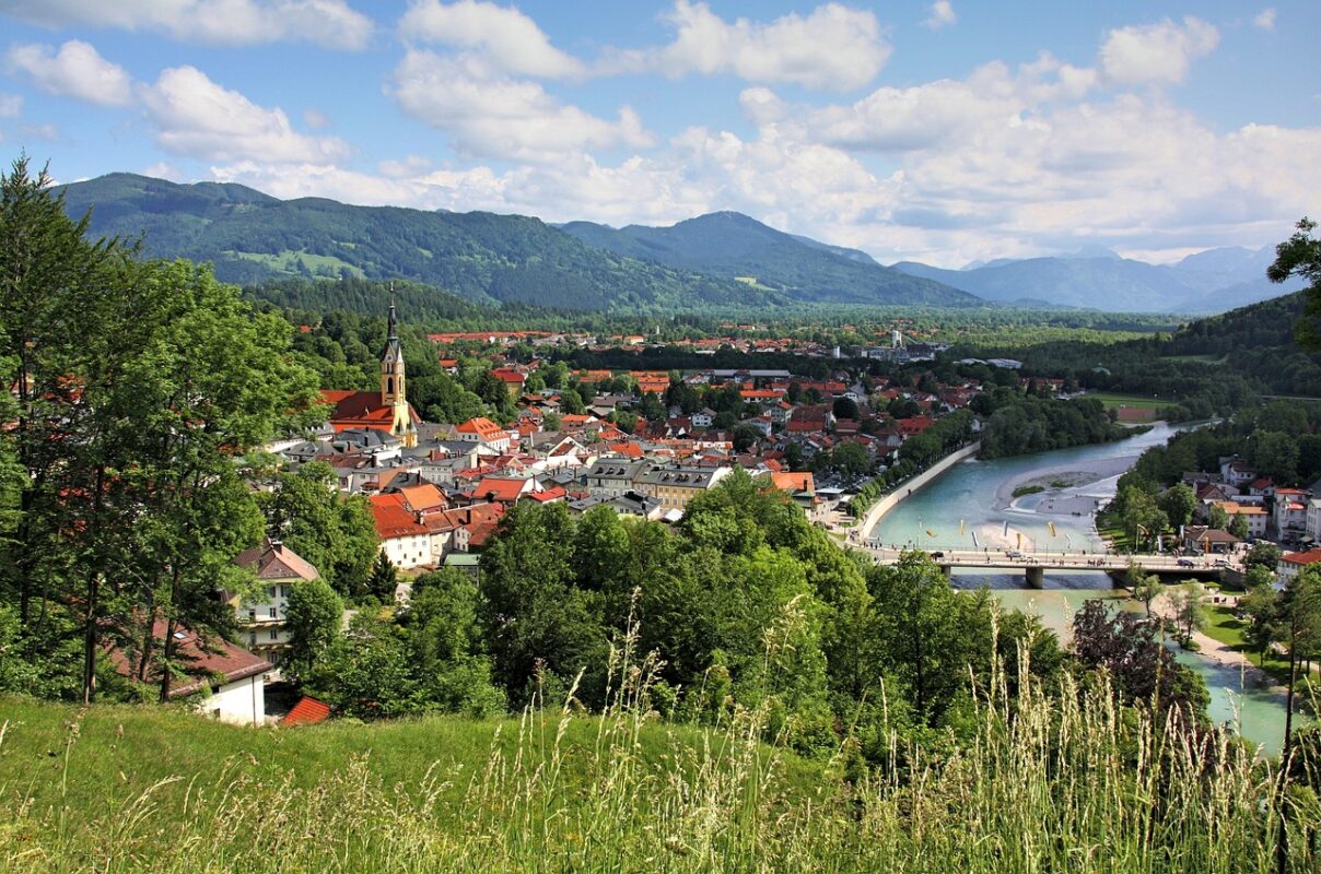 Blick auf Bad Tölz mit der Isar