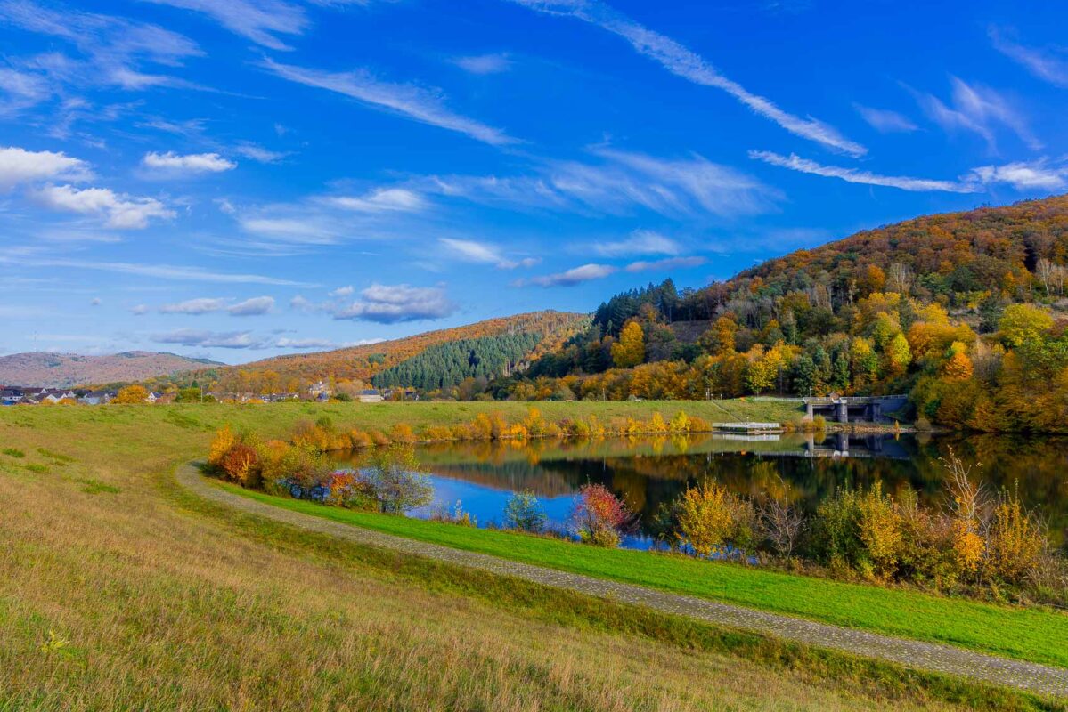 Der Perf-Stausee hat eine tolle Kulisse und ist beliebt für Spaziergänge und eine Einkehr