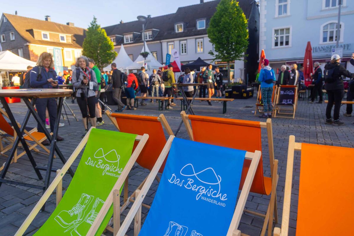 10 Jahre Bergische50 – Mehr als nur ein Wandertag 6 Marktplatz ist der Start der Bergischen50
