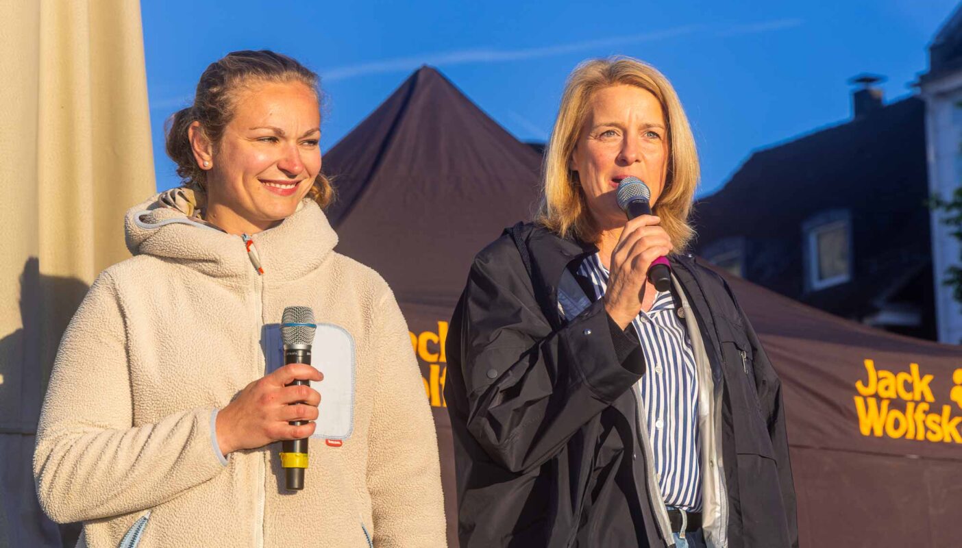 10 Jahre Bergische50 – Mehr als nur ein Wandertag 5 Anne / Bürgermeisterin und Alina sorgten mit ihrer Moderation für gute Laune