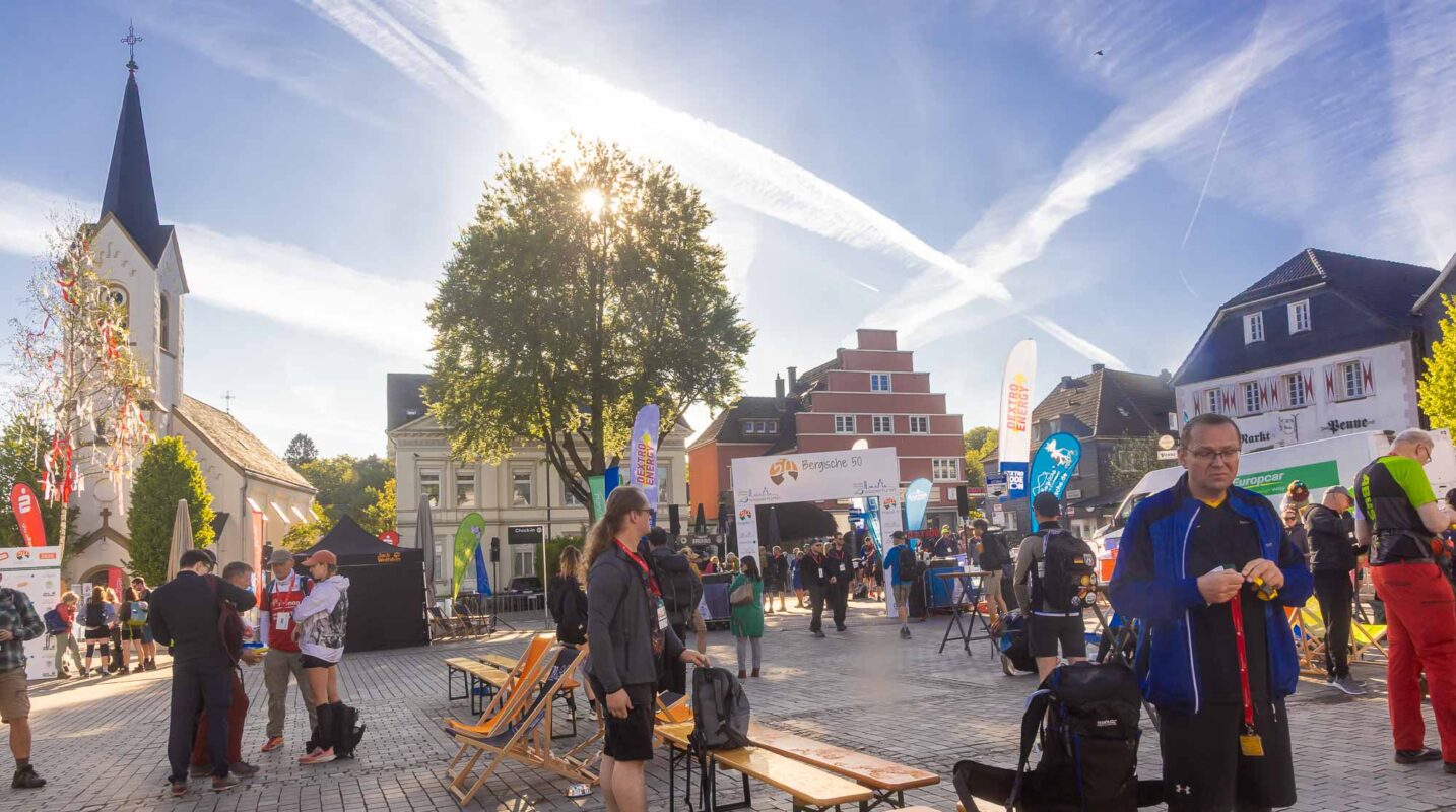 10 Jahre Bergische50 – Mehr als nur ein Wandertag 4 Vor dem Start auf dem Wipperfürther Marktplatz