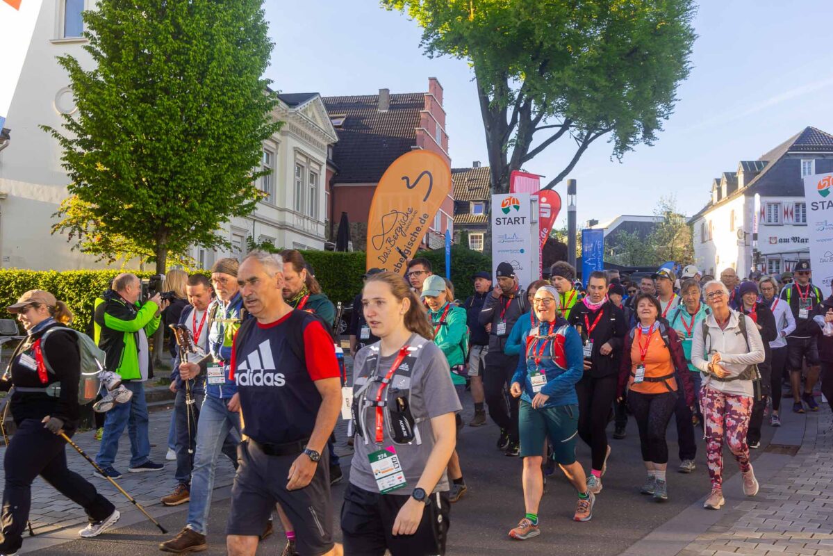 10 Jahre Bergische50 – Mehr als nur ein Wandertag 7 Start der Bergischen50 bei sonnigem Wetter