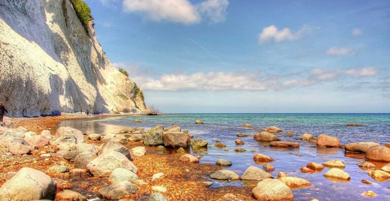 Die dänische Insel Bornholm überzeugt mit einer herrlichen Landschaft – gerade die Felsküsten und dramatischen Klippen sind bekannt.