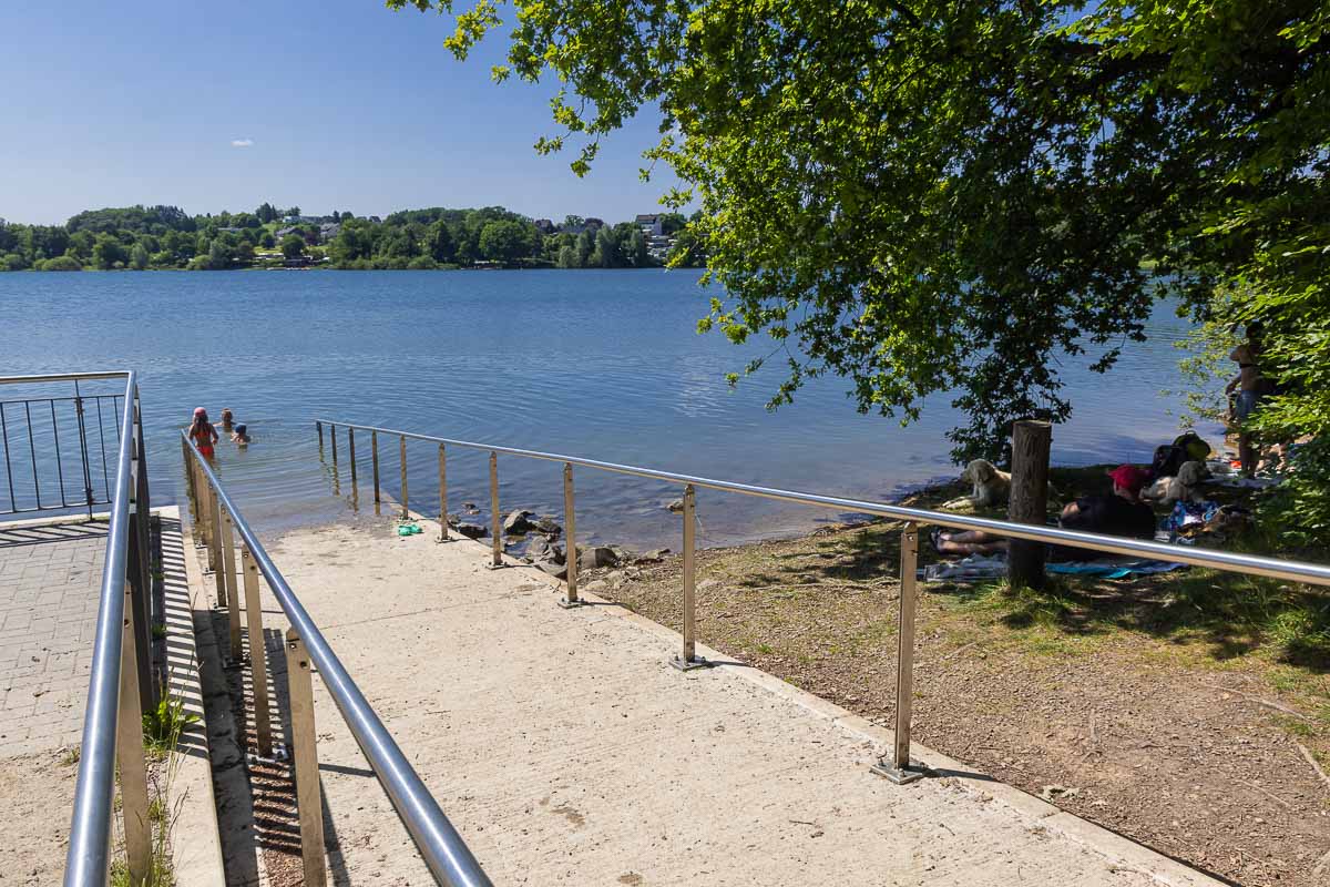 Wipperfürth im Bergischen Land - Reich an Wald und Wasser 7 Barrierefreier Zugang für Rollstühle und auch der Zuweg ist gut für Rollies befestigt