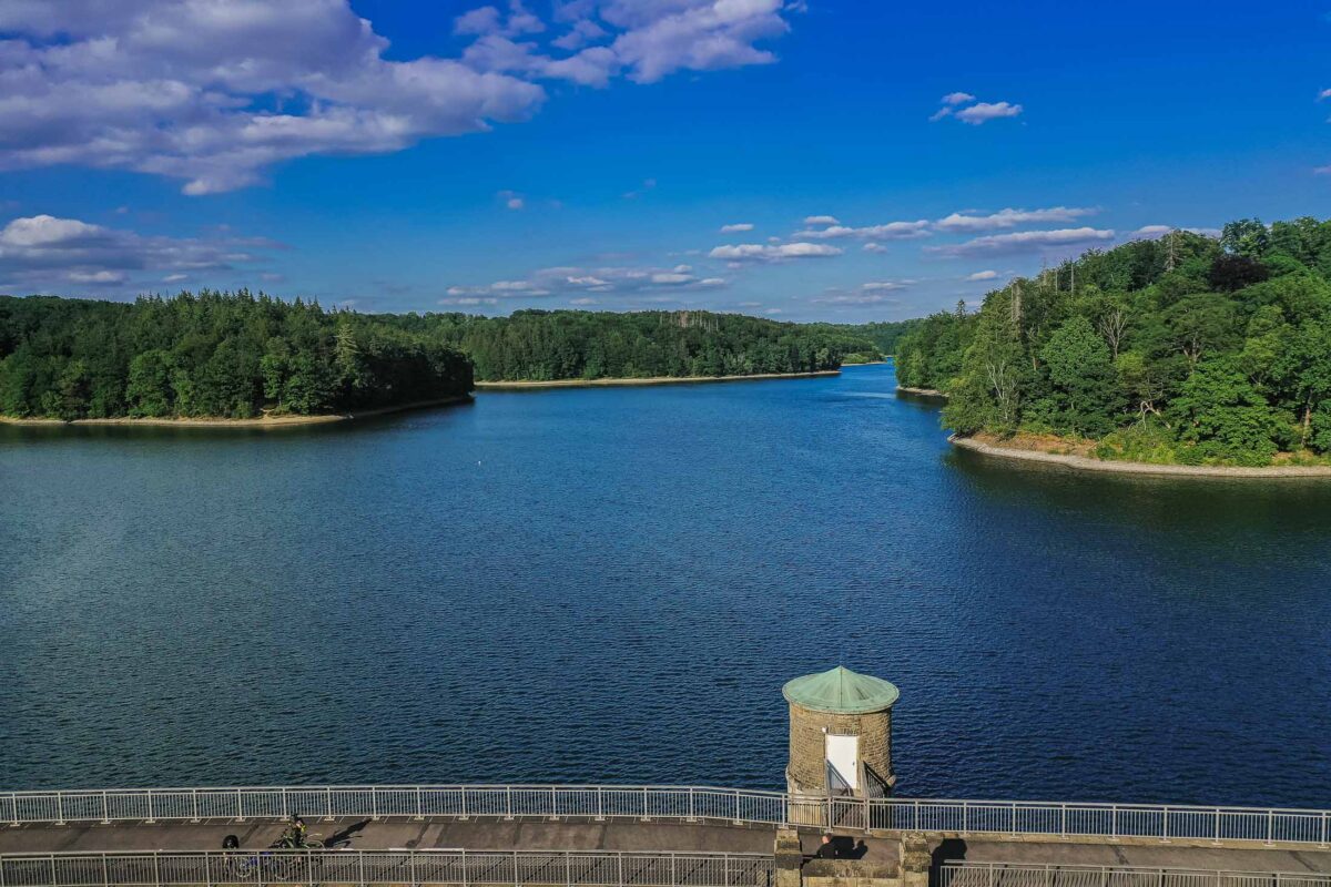 Hier seht ihr die Neyetalsperre von oben mit der Krone und dem Wald, der sie umschließt.