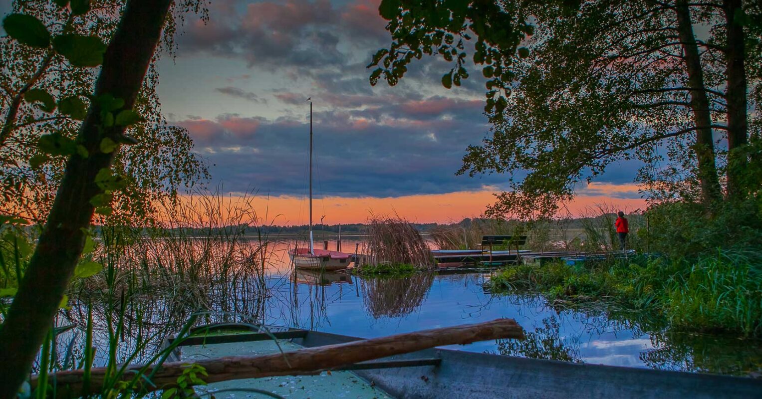 Ruhe statt Rummel: Diese 5 Wanderziele in Deutschland kennt (noch) kaum jemand – perfekt für dein Natur-Timeout 3 Sonnenuntergang am See im Hohen Fläming