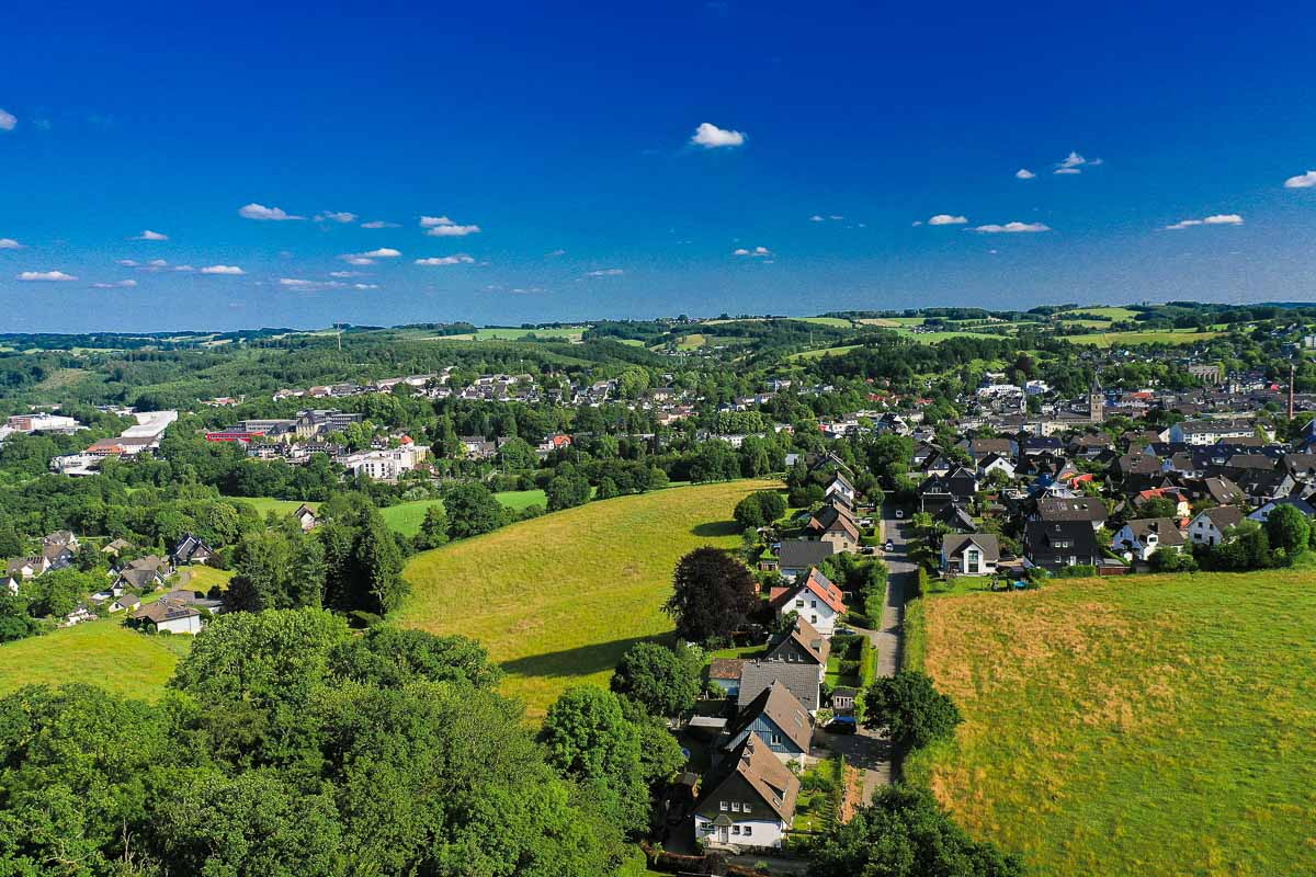 Wipperfürth im Bergischen Land - Reich an Wald und Wasser 12 Der Heimatweg - Hier der Weg über die Felder und man sieht, dass Wipperführt Baumreich ist.