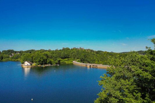 Radwege in NRW - Erlebt traumhafte Touren 6 Wipperfürth ist die Region der Talsperren, mit viel Wald und historischem Charme. Perfekt zum Wandern.