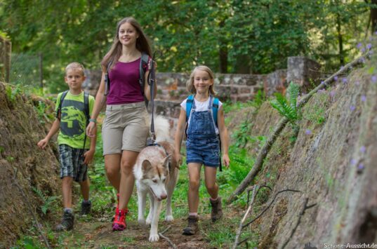 Wandern mit Familie - ist auch gut für den Zusammenhalt und stärkt das Bewusstsein für die Natur.