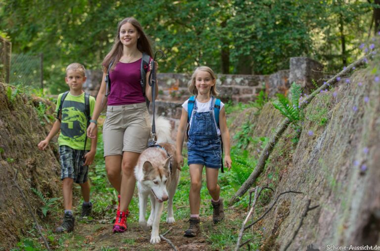 Wandern mit Familie - ist auch gut für den Zusammenhalt und stärkt das Bewusstsein für die Natur.