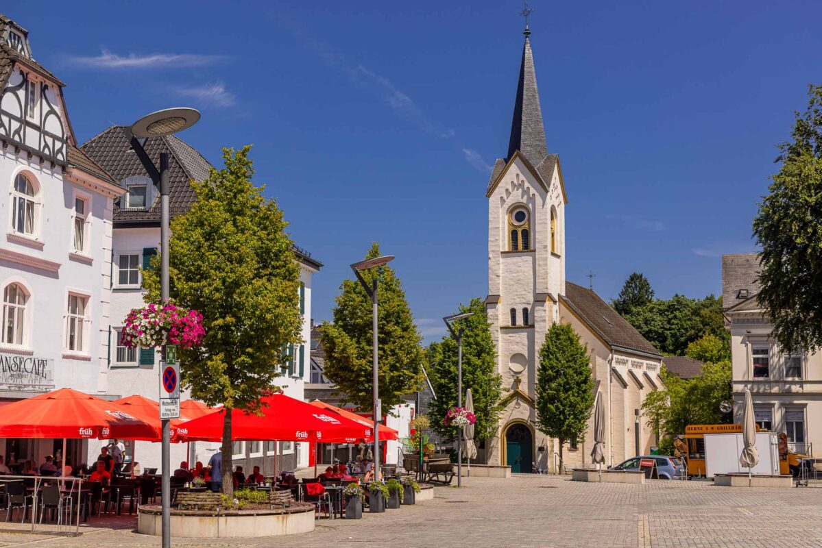 Wipperfürth im Bergischen Land - Reich an Wald und Wasser 6 Der Markt ist Start des Heimatweges und hat tolle Gebäude und die Kirche als Blickfang