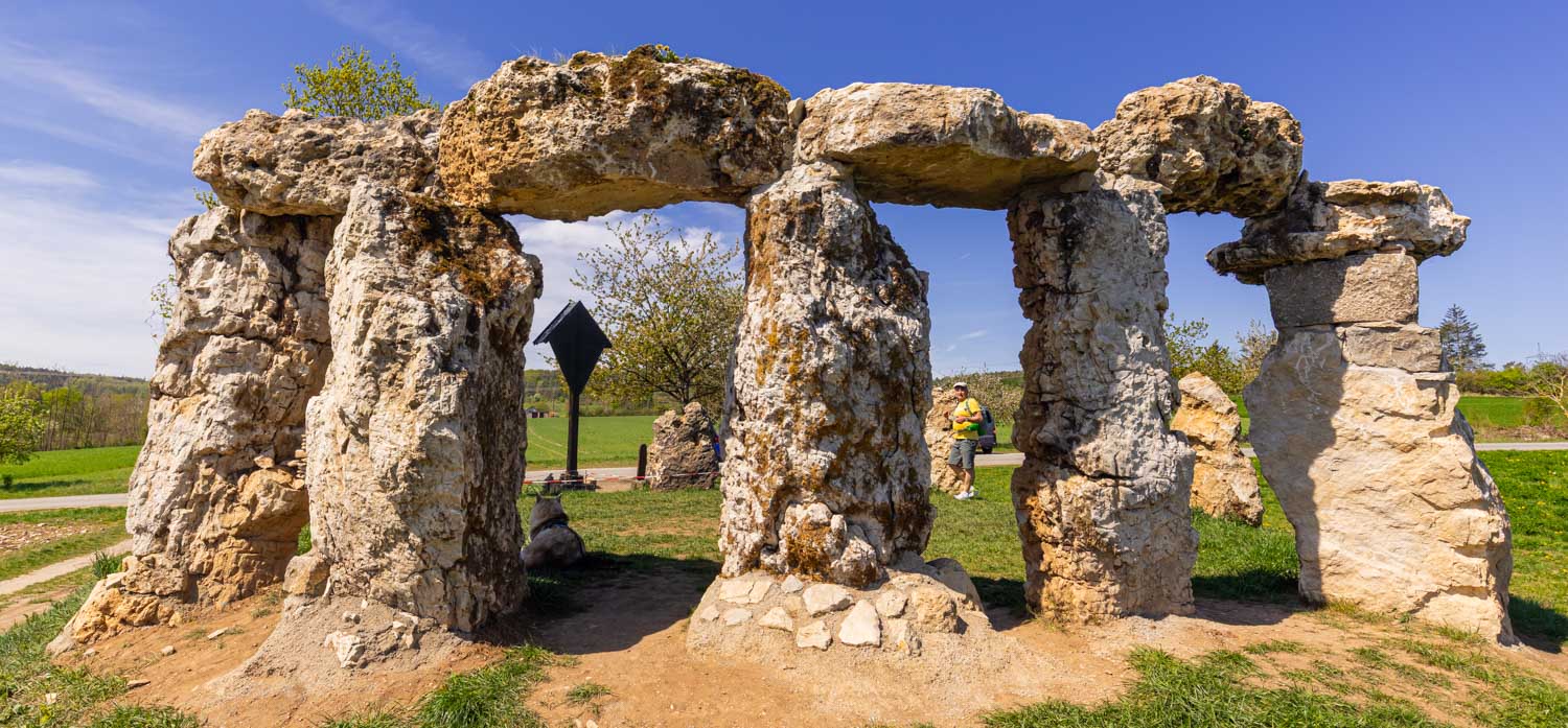 Ein Ring aus Steinen, ähnlich dem Original in England.