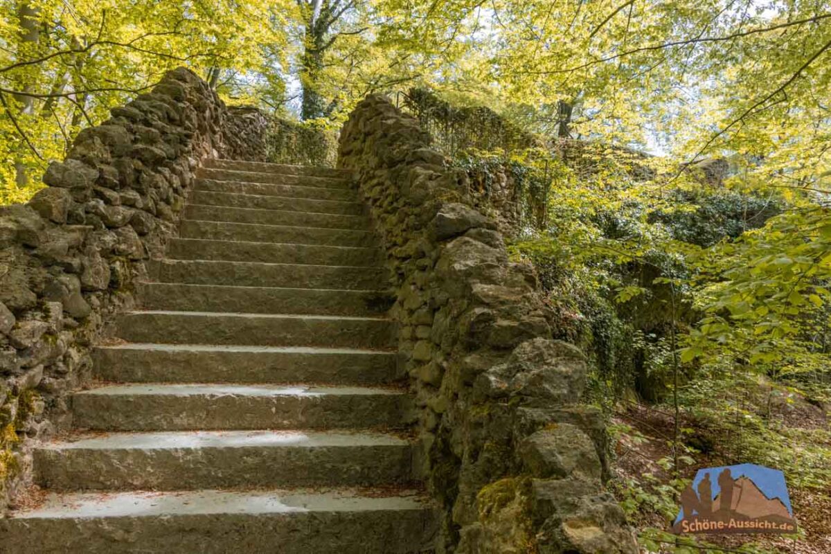 Treppe zur Aussicht von oben auf das Felsentheater