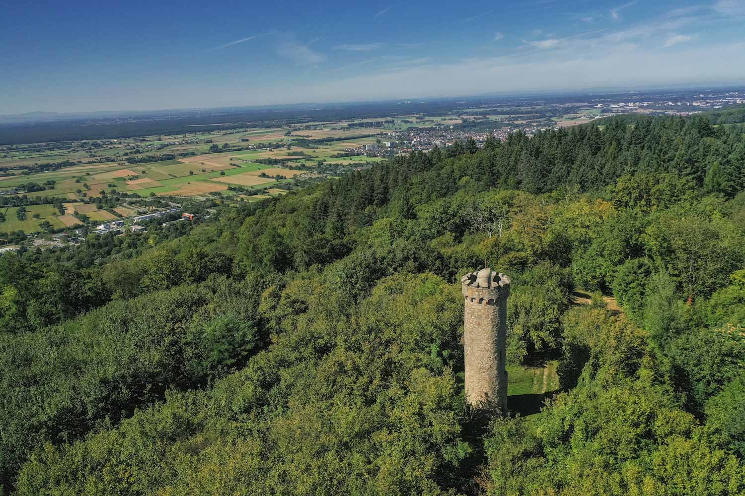 Burgensteig Etappe 5 – 16 Km von Hemsbach nach Weinheim 1 Der Hirschkopfturm mit seiner Aussicht auf dem Burgensteig Etappe 5