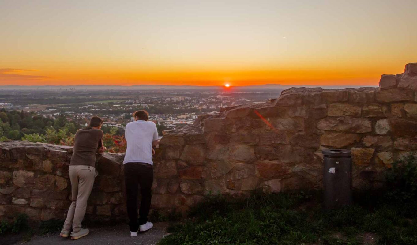 Abendlicher Ausblick von Burg Windeck über Weinheim