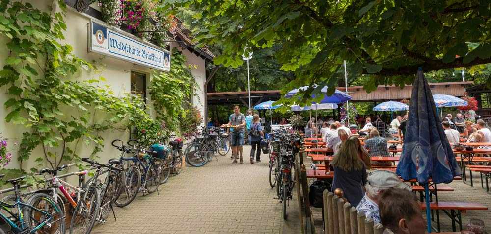 Biergarten am Brückkanal, wo auch die Wanderung endet.
