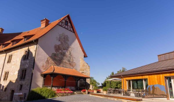 Die Burg sieht aus wie neu gebaut mit historischem Charme. Hier der Innenhof mit dem Restaurant.