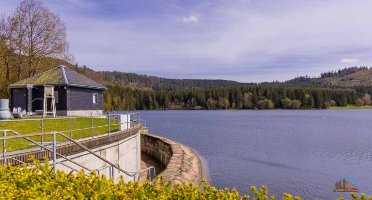 Erlebe Wandern, schöne Ausflüge und Seen zum Baden 5 Rundwanderung um den Stausee in Scheibe-Alsbach