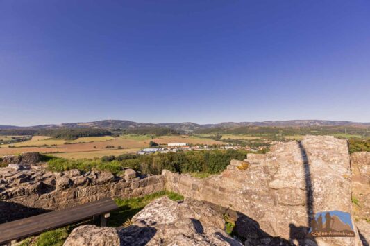 Tolle Aussichten von der restaurierten Burgruine auf Thüringen und Franken